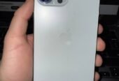 iPhone 13 Pro Max blanco en impecable estado para repuesto, todo original. Tiene la cuenta.
