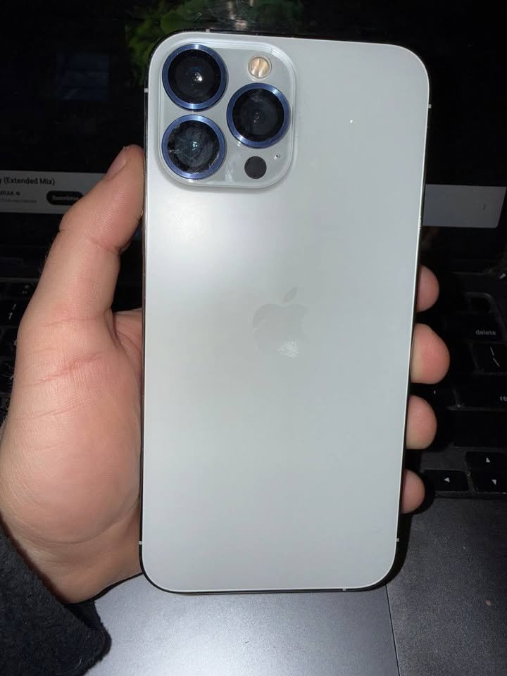 iPhone 13 Pro Max blanco en impecable estado para repuesto, todo original. Tiene la cuenta.