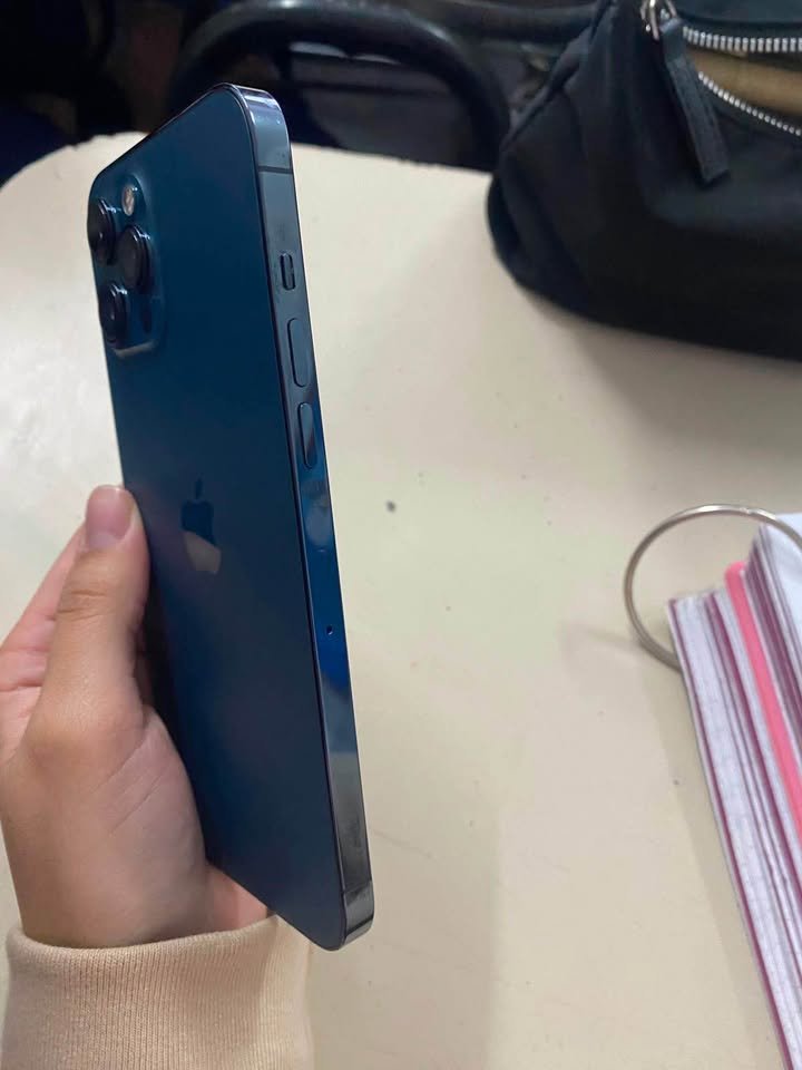 Solo vendo no permuto iPhone 12 Pro Max impecable 500$ con 76 de batería original. Y 128 g