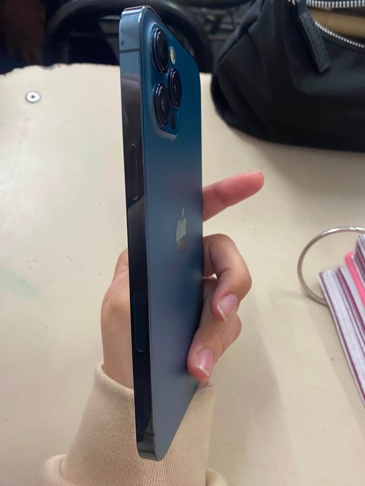 Solo vendo no permuto iPhone 12 Pro Max impecable 500$ con 76 de batería original. Y 128 g