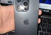 iPhone 15 Pro negro en impecable estado para repuesto, todo original. Tiene la cuenta