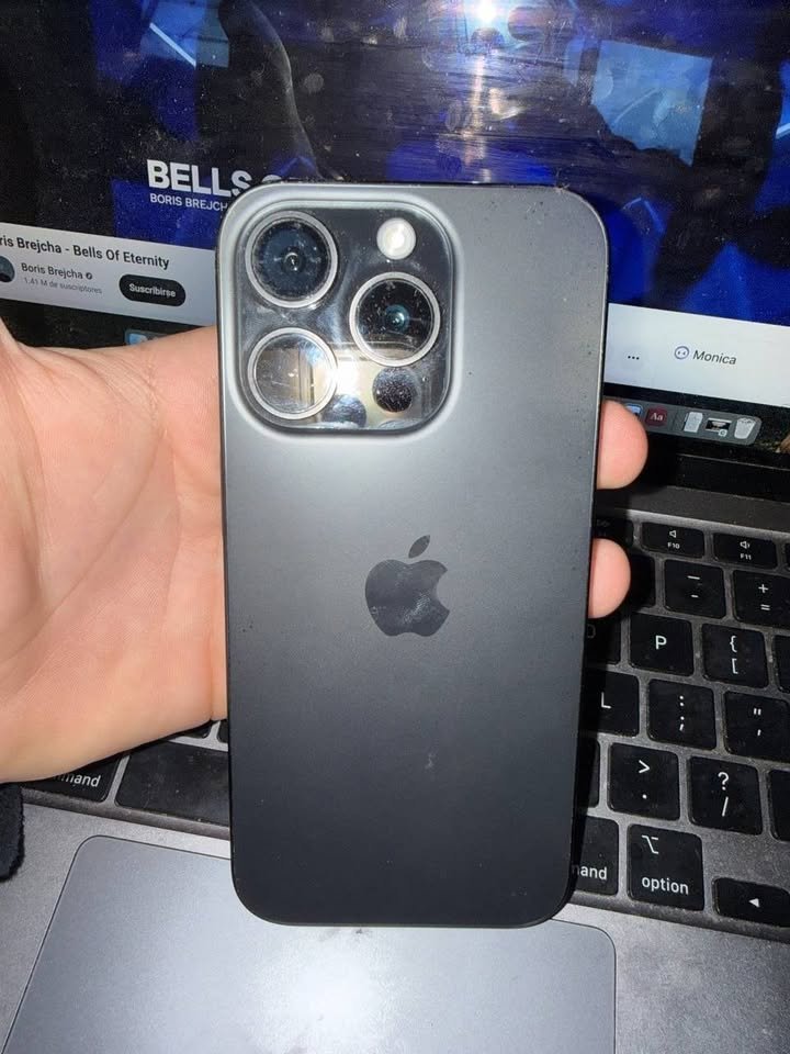iPhone 15 Pro negro en impecable estado para repuesto, todo original. Tiene la cuenta