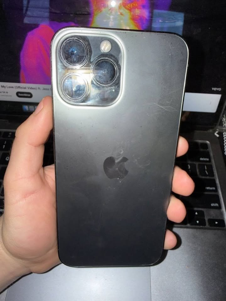 iPhone 13 Pro Max negro en impecable estado para repuesto, todo original. Tiene la cuenta.