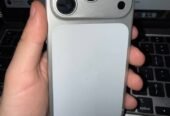 iPhone 17 Pro gris en impecable estado para repuesto, todo original. Tiene la cuenta