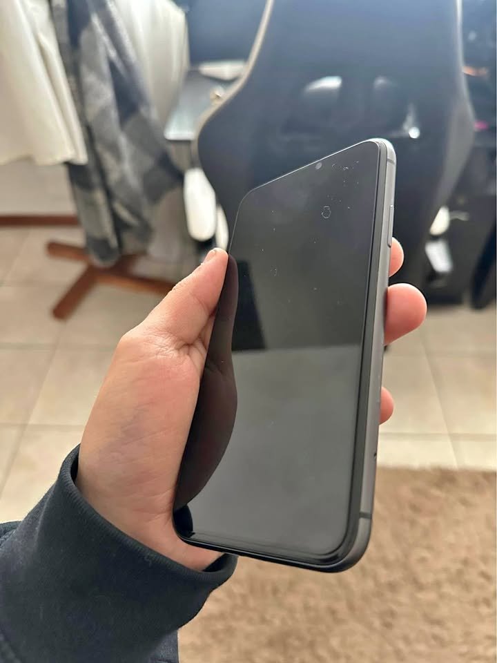 IPhone 11 con 74% y 64GB 260mil