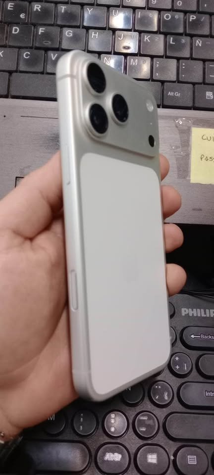 iPhone 17 Pro Max 256 completo en caja, excelente estado, en garantía.
