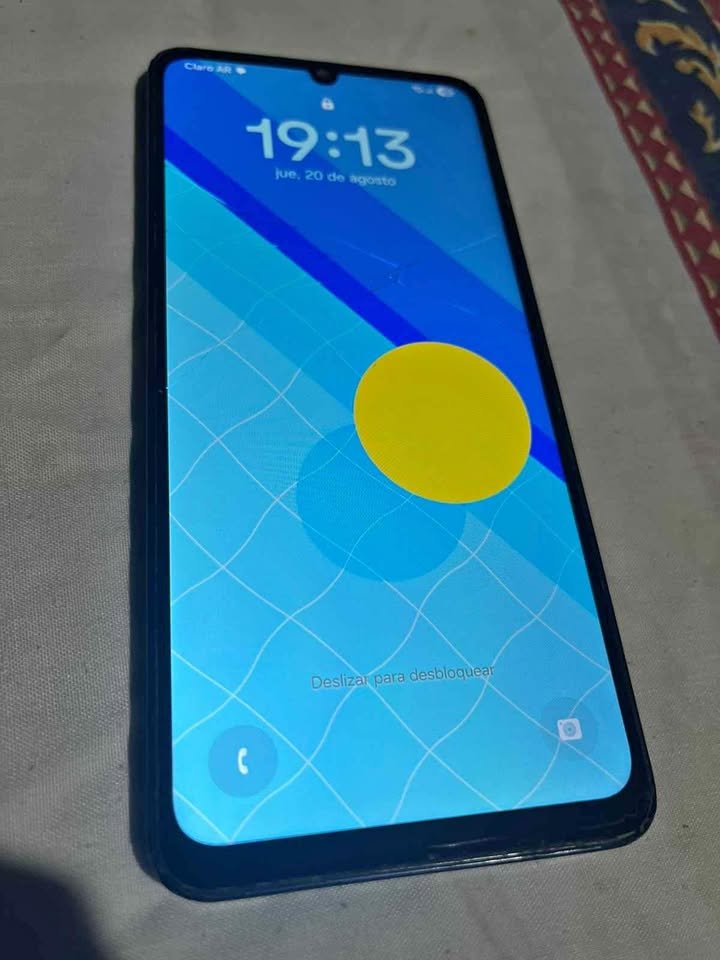Vendo Samsung a05 con su caja. Funda y cargador mínimo detalle en la. Pantalla