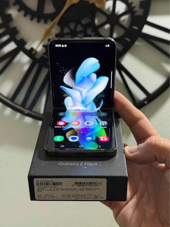 Vendo Samsung Z flip 4 libre 256gb 8ram , IMPECABLE, NO PERMUTO