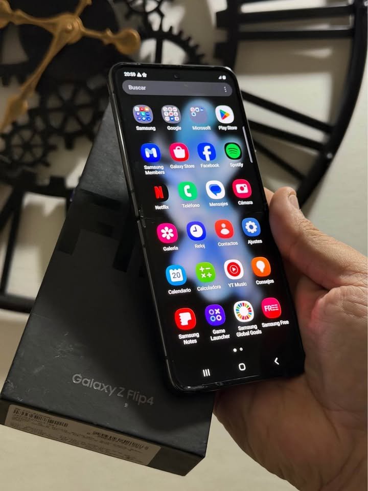 Vendo Samsung Z flip 4 libre 256gb 8ram , IMPECABLE, NO PERMUTO