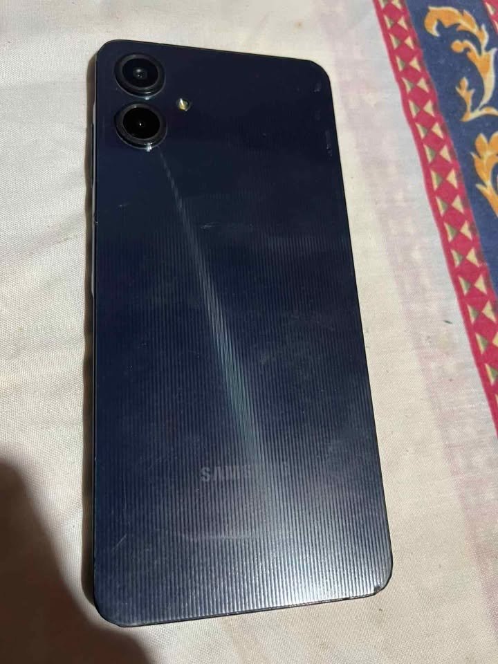 Vendo Samsung a05 con su caja. Funda y cargador mínimo detalle en la. Pantalla