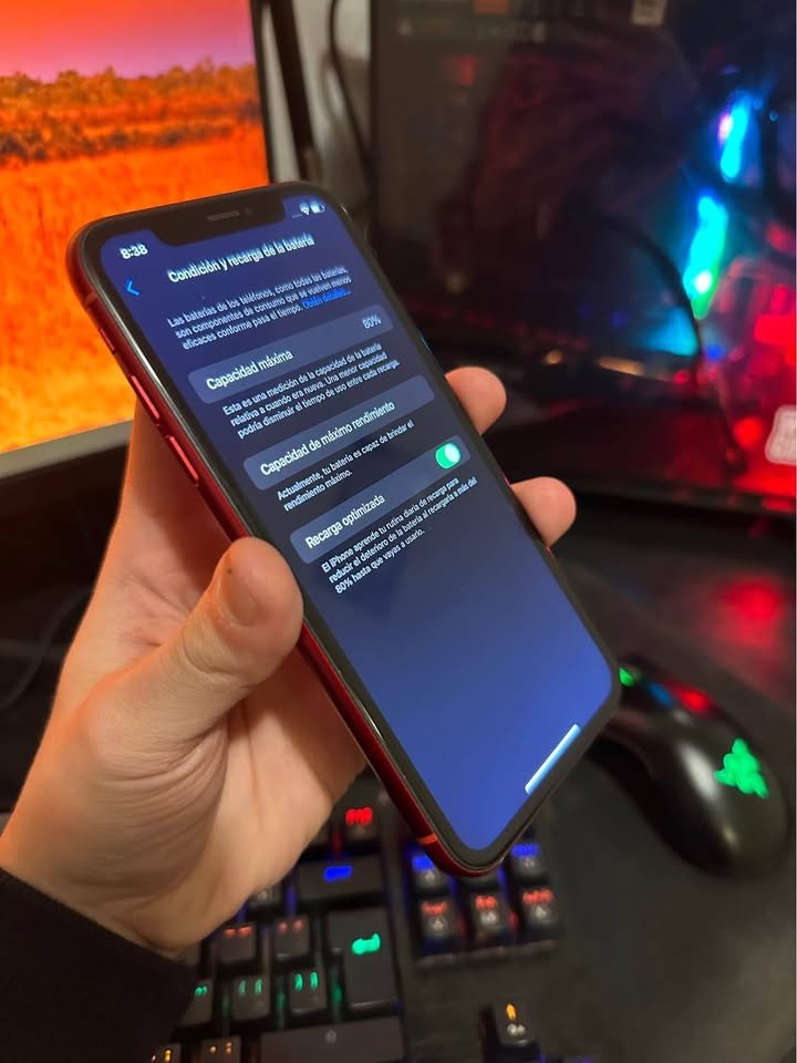 IPhone XR (180MIL) vibra un poco la camara trasera 80% y 64Gb lo demas impecable