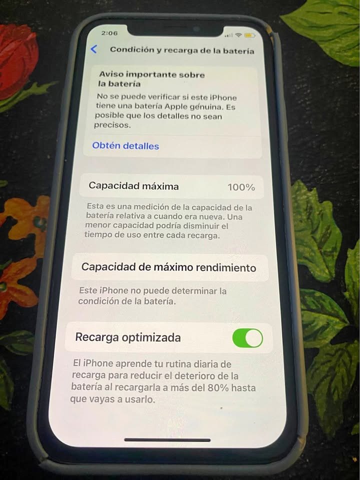 vendo iphone xs impecable con cargador portatil y funda tiene 64 gigas