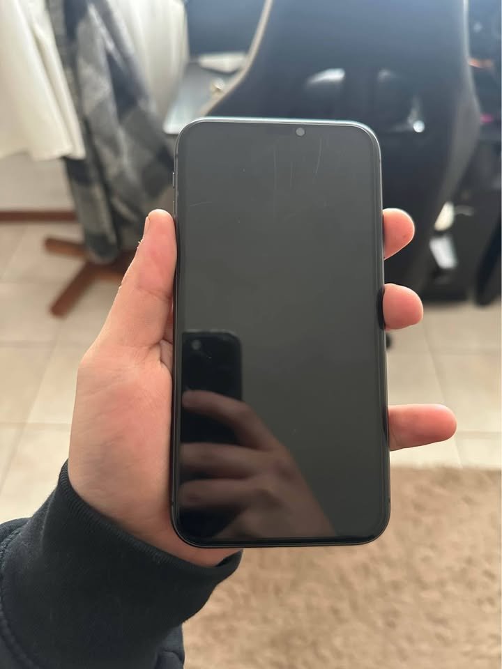 IPhone 11 con 74% y 64GB 260mil