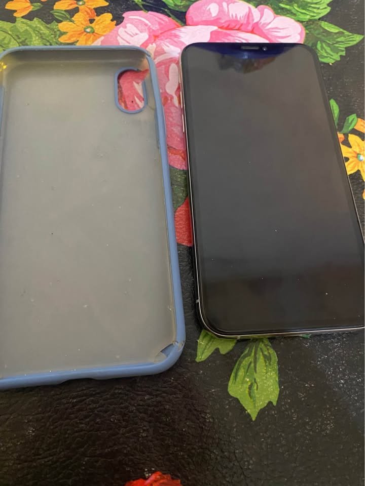 vendo iphone xs impecable con cargador portatil y funda tiene 64 gigas