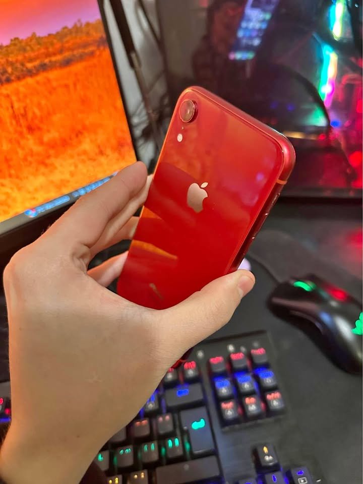 IPhone XR (180MIL) vibra un poco la camara trasera 80% y 64Gb lo demas impecable