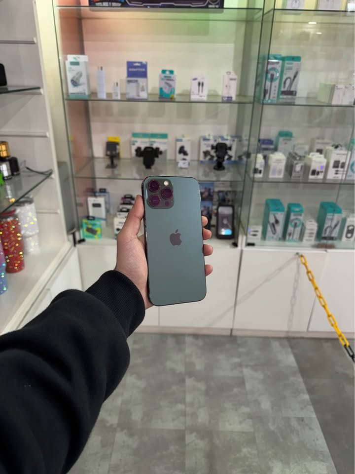 iPhone 13 Pro Max con caja