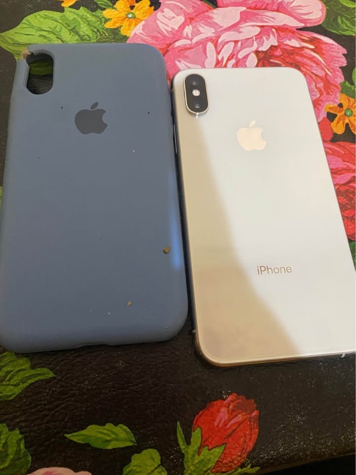 vendo iphone xs impecable con cargador portatil y funda tiene 64 gigas