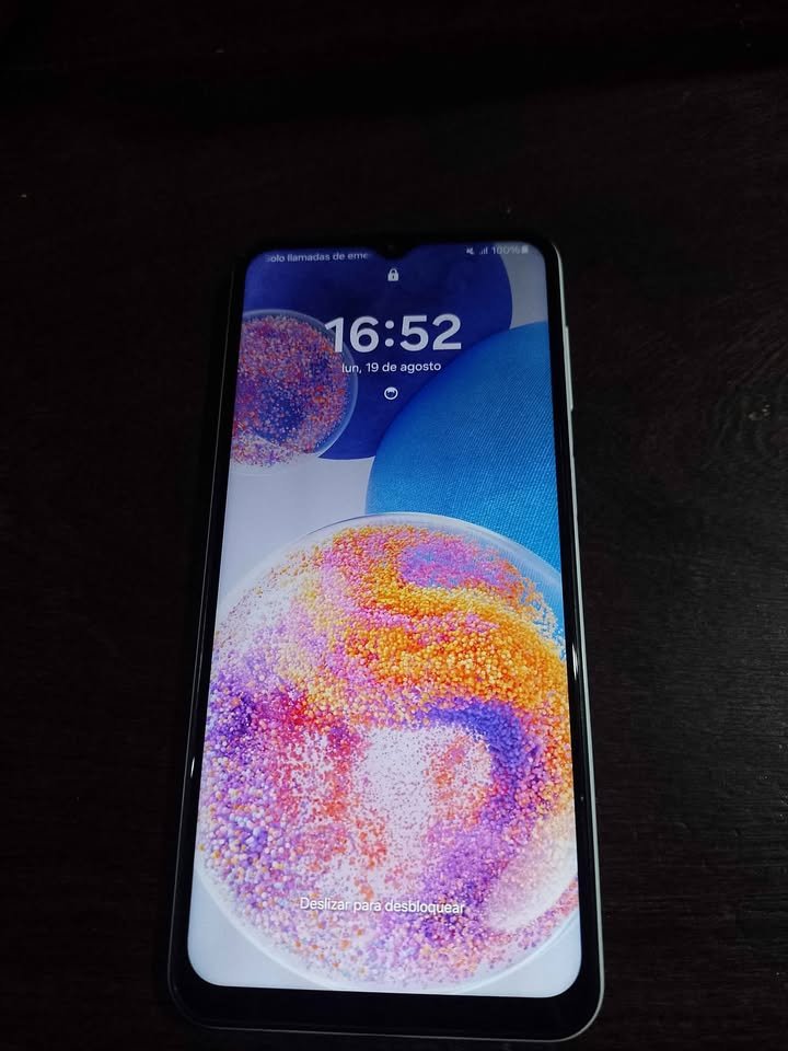 Vendo Samsung a23 blanco bloqueado, está como nuevo