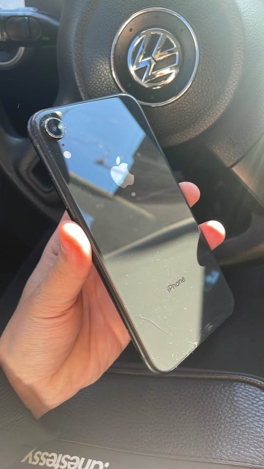 Iphone xr 100% y 64Gb minimo detalle atras no afecta $180.000