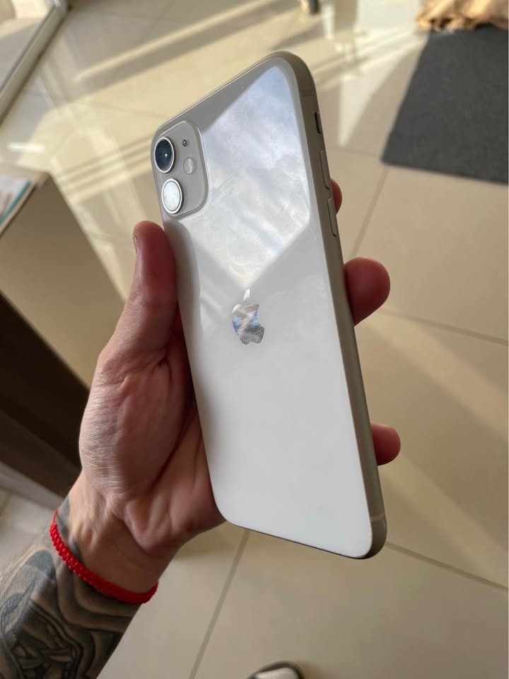 IPhone 11 (81% y 64Gb) se le hacen lineas en el modulo no afecta funcionamiento
