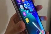 IPhone 11 86% y 64GB (se escucha un poco bajo el parlantito de abajo) 240mil