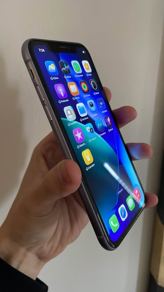 IPhone 11 86% y 64GB (se escucha un poco bajo el parlantito de abajo) 240mil