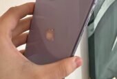 IPhone 11 86% y 64GB (se escucha un poco bajo el parlantito de abajo) 240mil