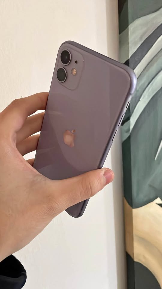 IPhone 11 86% y 64GB (se escucha un poco bajo el parlantito de abajo) 240mil
