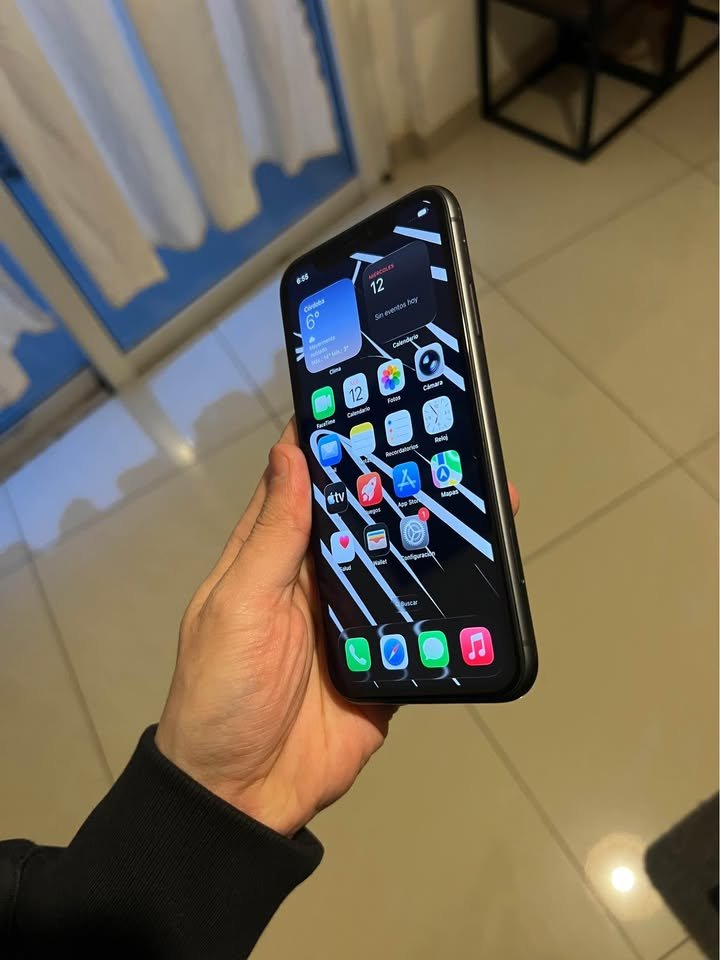 IPhone 11 (84% 128GB) $270.000 recibo iphone menor
