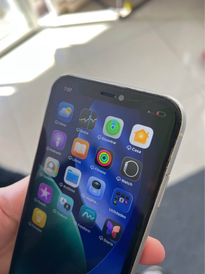 IPhone 11 (100% 64Gb) detalles pantalla cambiada/trizado atras/camara front borrosa