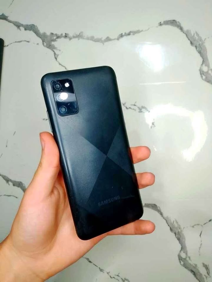 Vendo Samsung a02s liberado 65mil unico detalle apena borrosa la cámara frontal