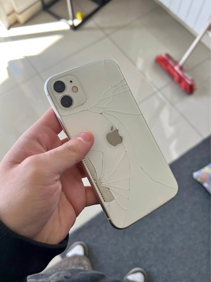 IPhone 11 (100% 64Gb) detalles pantalla cambiada/trizado atras/camara front borrosa