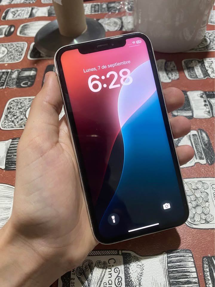 iPhone XR 128GB 83% Batería Liberado