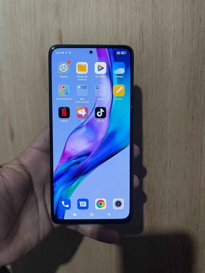 $110 redmi note 10 pro 128 GB con detalle en la tapa no afecta El uso libre de fabrica (Caba)