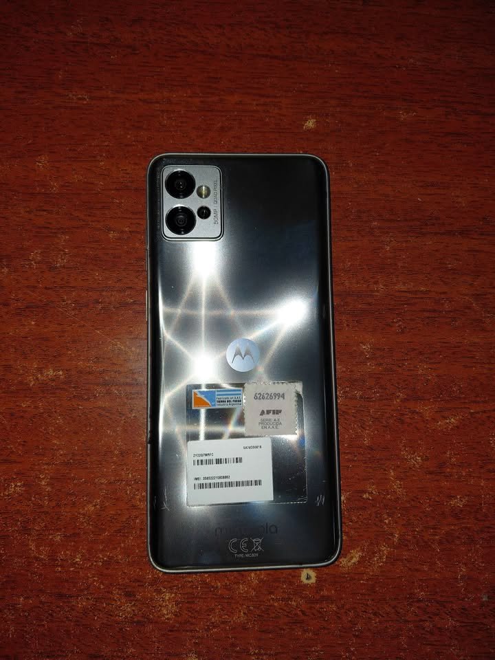 MOTO G32 IMPECABLE 128GB 4GB RAM. EN CAJA CON RECIBO DE COMPRA Y 2 FUNDAS. ESCUCHO OFERTAS