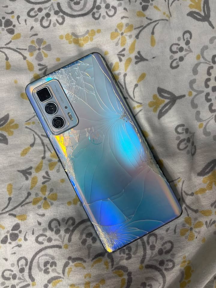 Vendo Motorola edge 20pro , liberado único detalle la tapa trasera pero no afecta su funcionamiento