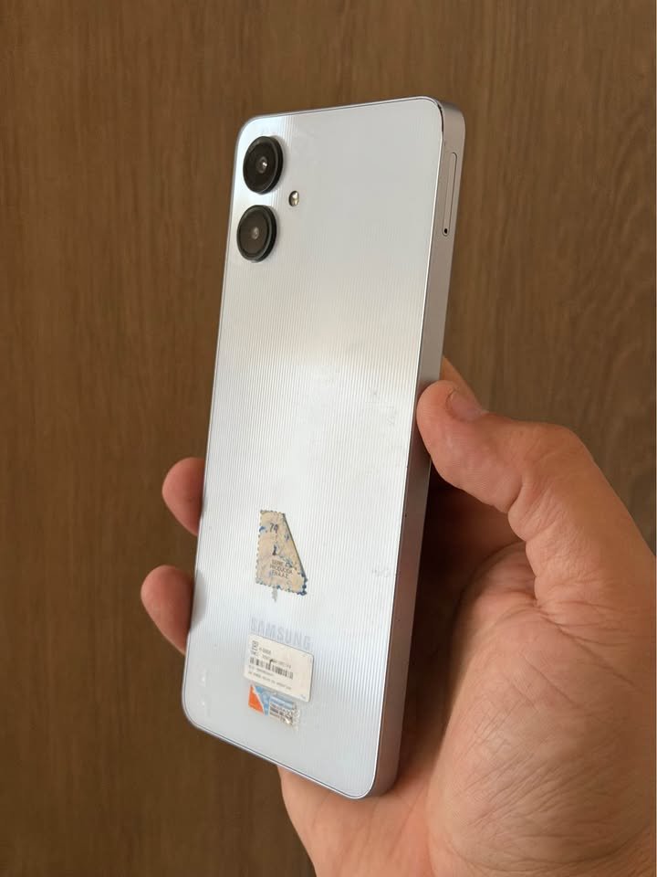 Vendo Samsung A06 libre 128gb 4ram , MÍNIMO DETALLE VIDRIO , NO PERMUTO