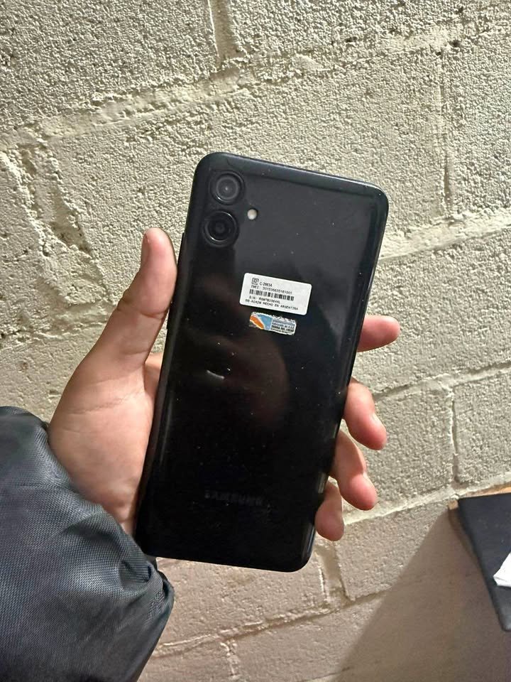 Vendo Samsung a04e 64 gb estéticamente impecable (no funciona wifi) en caja con su cargador