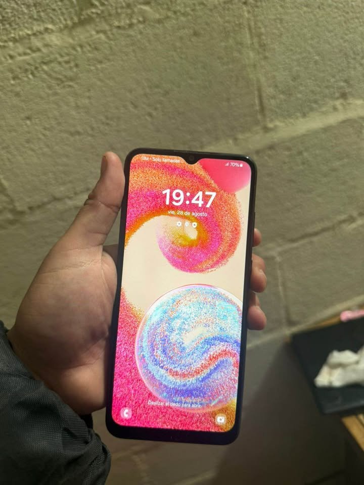 Vendo Samsung a04e 64 gb estéticamente impecable (no funciona wifi) en caja con su cargador