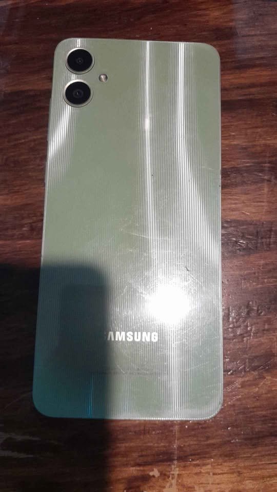 Vendo Samsung galaxy a05 128 gb 4ramcon cargador y vidrio templado puesto precio publicado no llevo