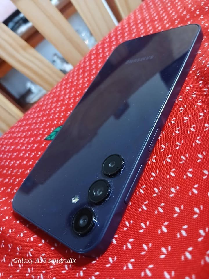 Vendo Samsung a15 con dos fundas de regalo azul y rosa