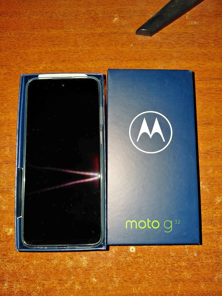 MOTO G32 IMPECABLE 128GB 4GB RAM. EN CAJA CON RECIBO DE COMPRA Y 2 FUNDAS. ESCUCHO OFERTAS