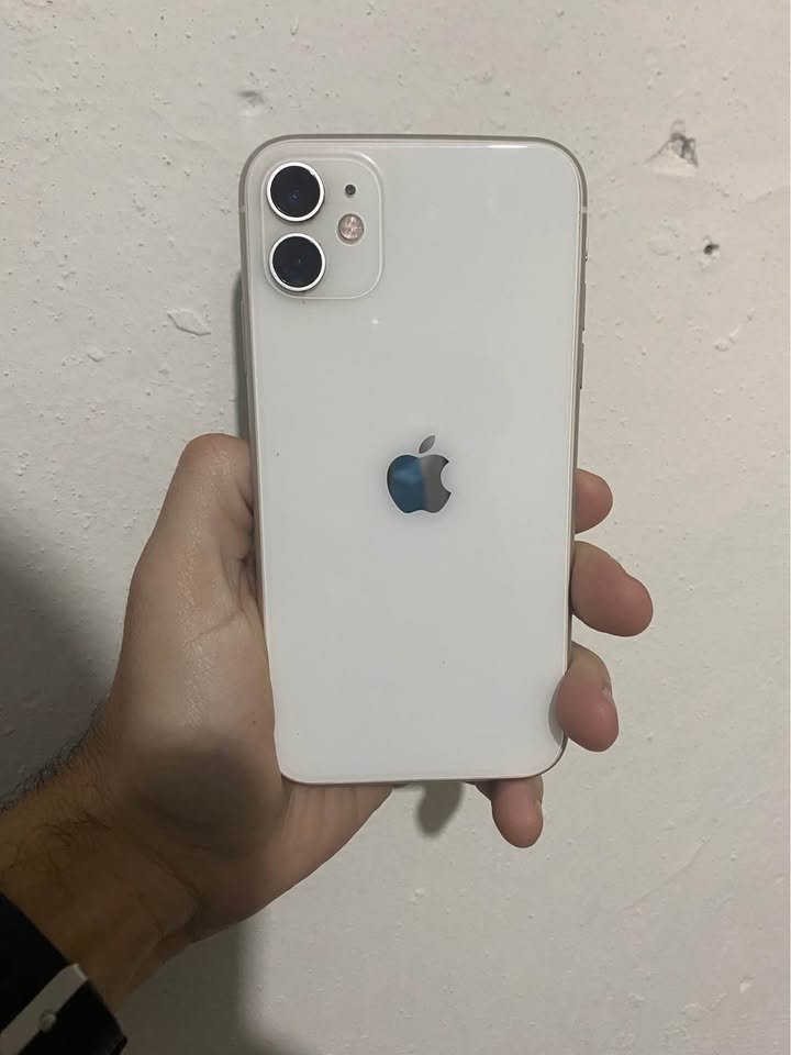 Solo vendo iPhone 11 impecable con su caja. Unicornio detalle no le funciona Face ID.