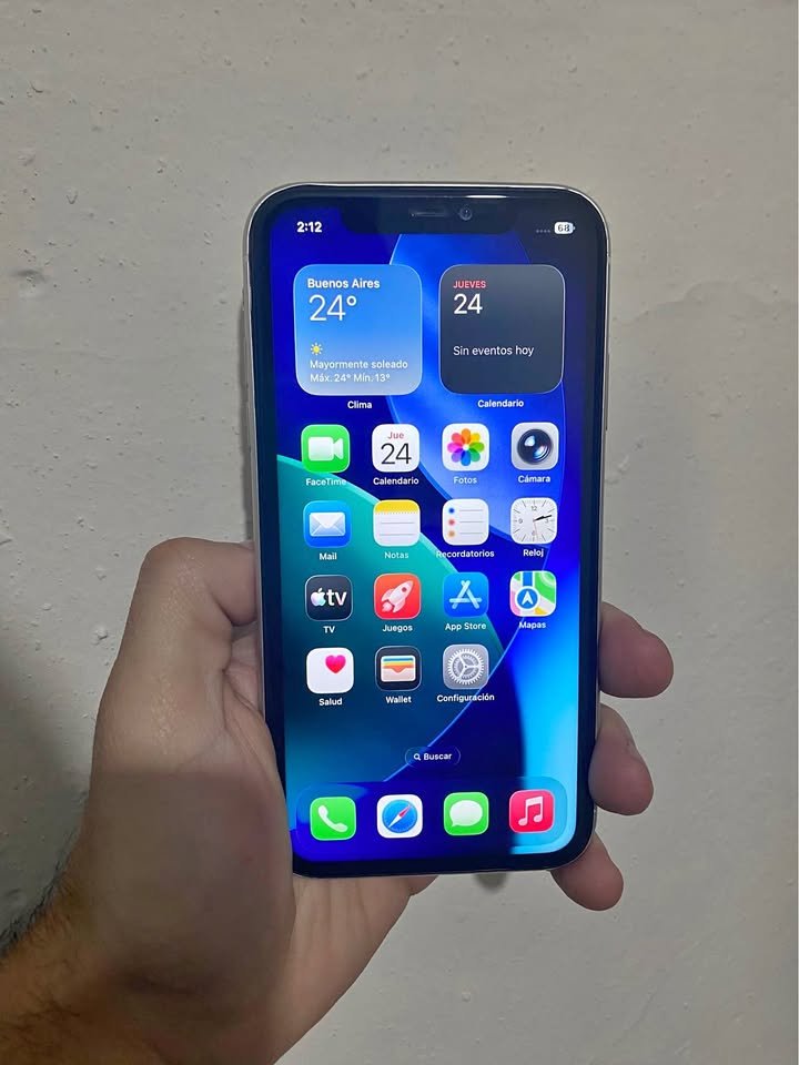 Solo vendo iPhone 11 impecable con su caja. Unicornio detalle no le funciona Face ID.