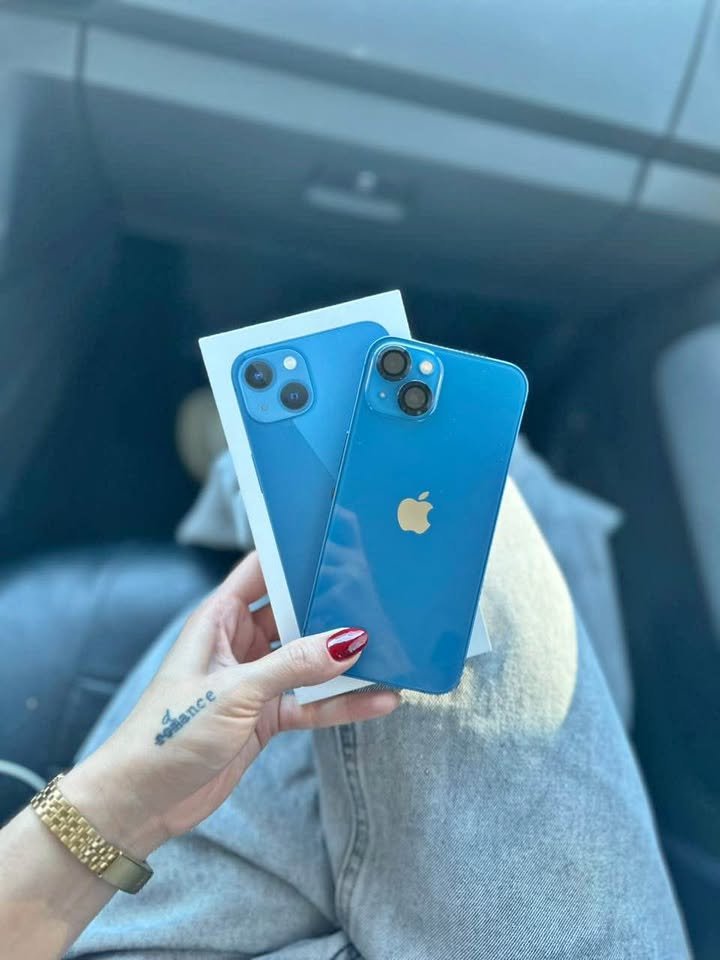 Líquido iPhone 13 impecable