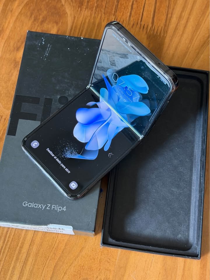 Vendo Samsung Z flip 4 libres 128gb 8ram , NUEVOS , COMPLETOS , NO PERMUTO