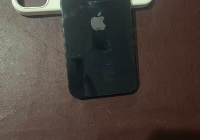 Vendo o permuto iPhone 13 de 128 gb y 87 de batería con cargador y dos fundas originales una sin uso