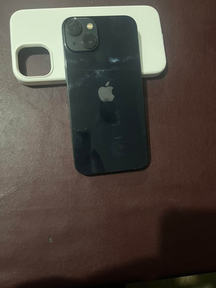 Vendo o permuto iPhone 13 de 128 gb y 87 de batería con cargador y dos fundas originales una sin uso